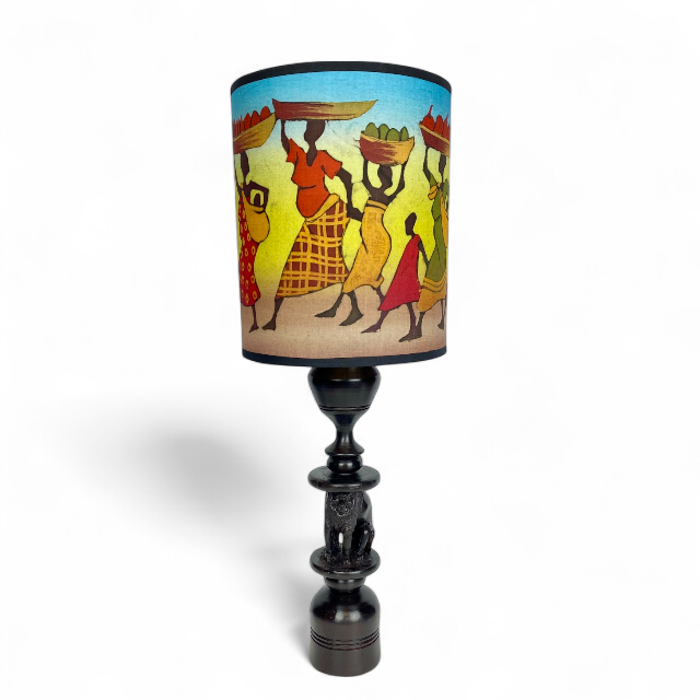 Lampa rzeźba lwa i abażur z batiku