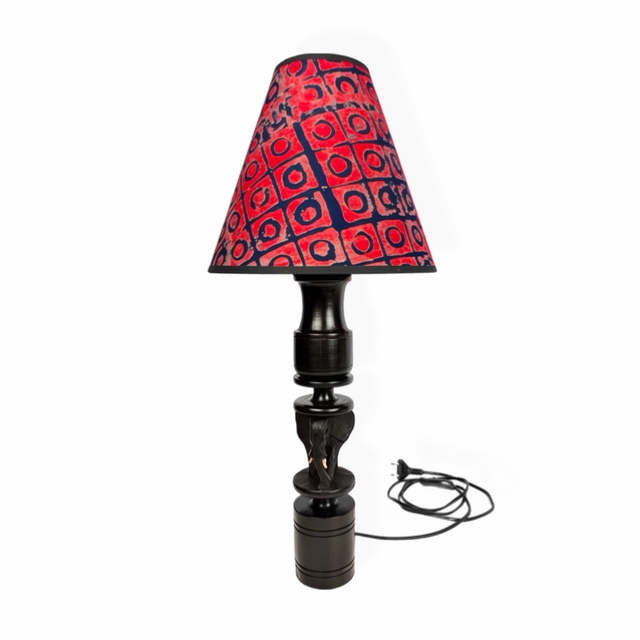 Lampa z hebanu Słoń Makonde abażur z czerwonej Kitenge