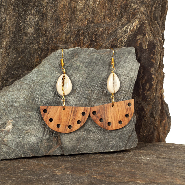 Kolczyki z muszelek kauri z Kenii afrykańska biżuteria handmade