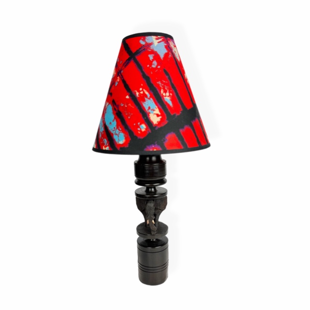 Afrykańska lampa stołowa z hebanową podstawą Makonde ze słoniem i czerwonym abażurem z tkaniny Chitenge z Zambii.