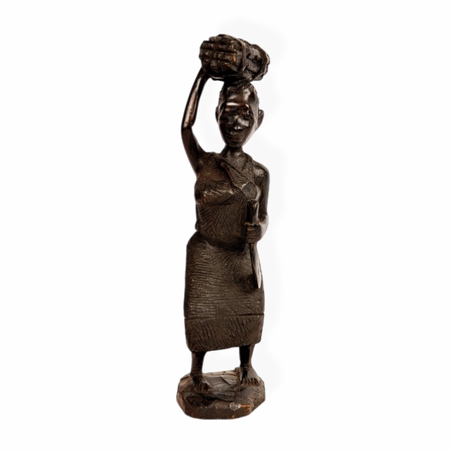 Ręcznie rzeźbiona figura kobiety niosącej drewno na głowie wykonana z hebanu przez rzemieślników plemienia Czewa z Malawi.