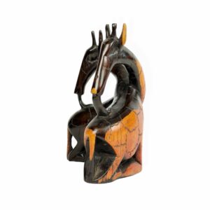 Bazaart_F489206D-01CA-469D-915B-22D978791C93 Ręcznie rzeźbione siedzące żyrafy z drewna hebanowego wykonane przez artystów plemienia Makonde w Tanzanii.
